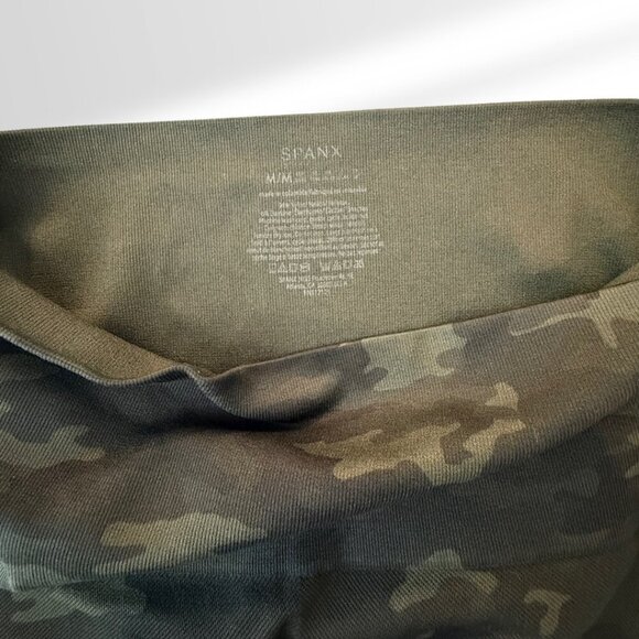 💚 Spanx "Look At Me Now" Seamless Leggings | Green Camo | Size Medium - Picture 4 of 4